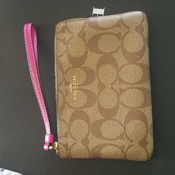 🎄COACH SIGNATURE WRISTLET NWT🎁 - Picture 3 of 17